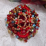 Bague Mia brod&eacute;e avec un cabochon octogone des ann&eacute;es 1960, perles rondes, toupies, chatons, perles nacr&eacute;es, facettes, rocailles, mini gouttes dans les tons Rouge, Corail, Bleu, Kaki, Gold et Bronze 